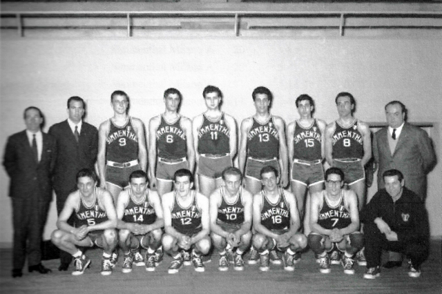 Formazione Simmenthal 1960-61: dr. Frattini (medico), Rubini (coach), Vittori, Velluti, Volpato, Ongaro G.D., Scheiola (11°), Gamba, Casati (d.s.). Pagani (K), Binda, Galletti, Riminucci, Gnocchi, Pieri, Cattaneo (massaggiatore)
